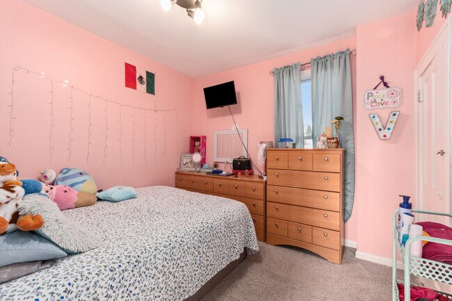 Building Photo - 552 Simms St