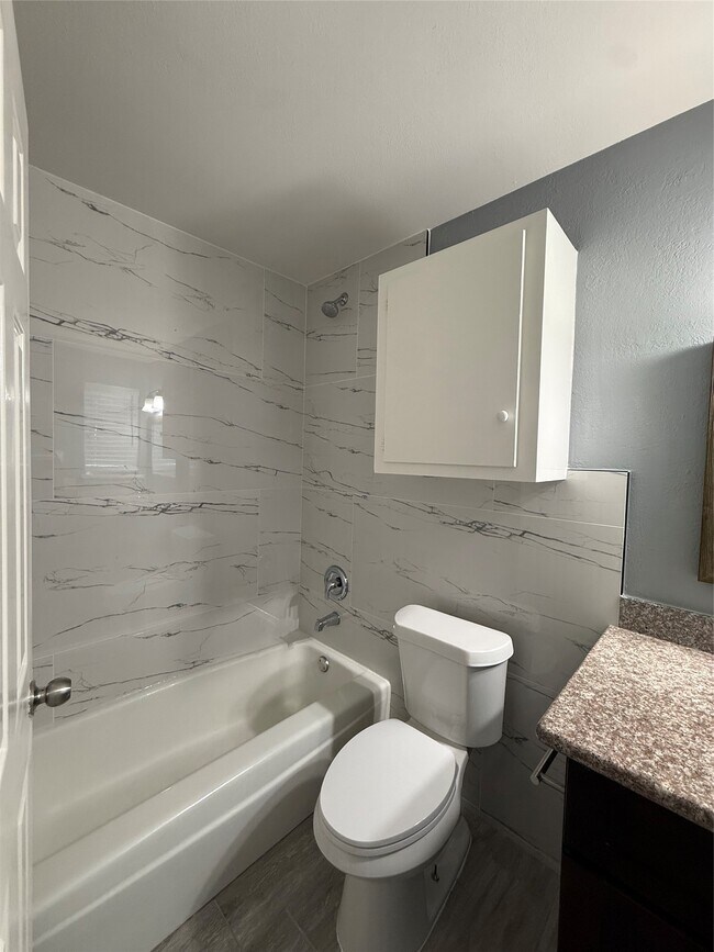 Building Photo - 5830 Clarewood Dr