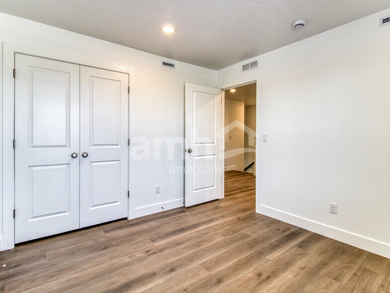 Building Photo - 7697 Castleton Ln