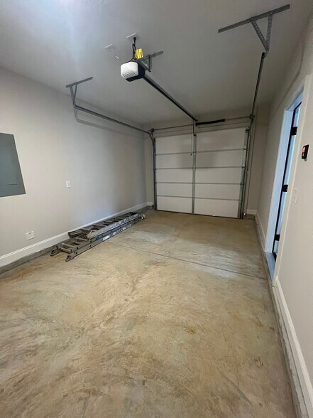 Building Photo - 102 Bennett St