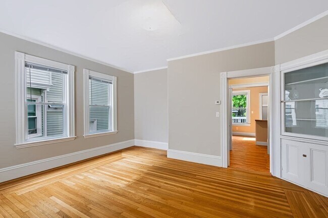 Building Photo - 37 Thorndike St