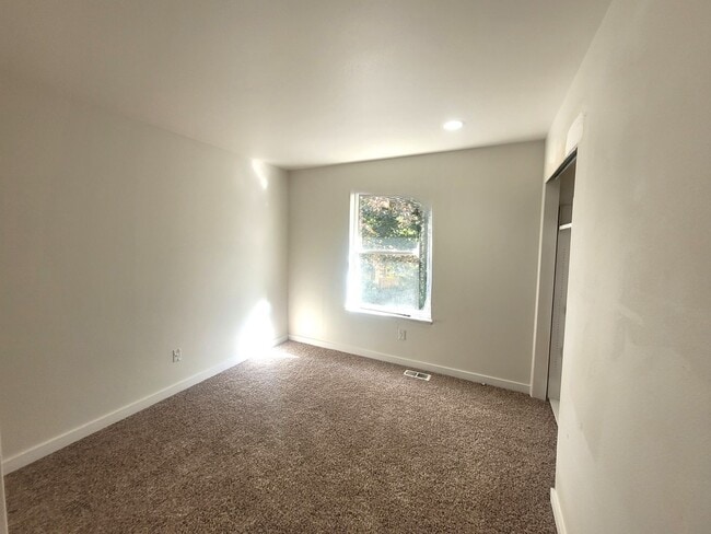 Building Photo - Spacious Four Bedroom Home with Bonus Room - Toledo St