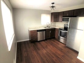 Building Photo - 162 Pointview Rd