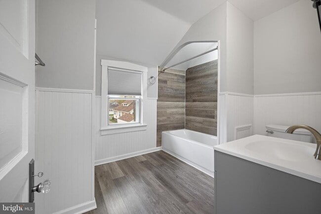 Building Photo - 28 E Holly Ave