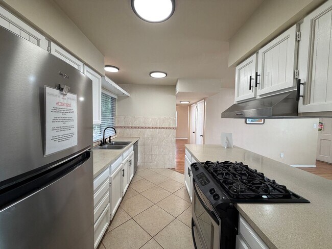 Building Photo - 3 Bedroom Updated Home Available Near Montano Rd NW & Unser Blvd NW!