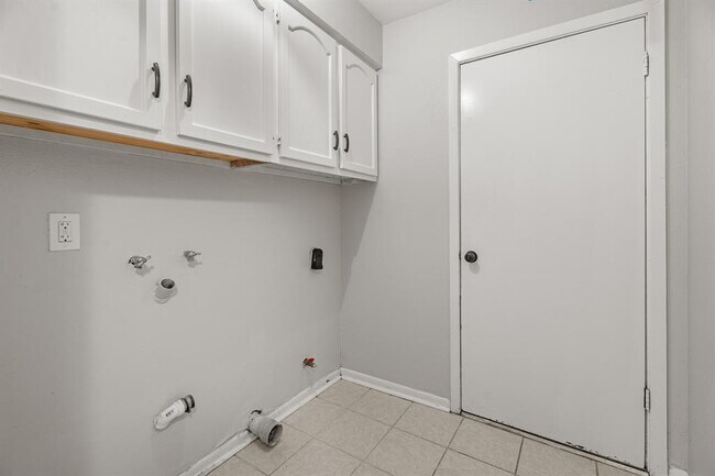 Building Photo - 16011 Hickory Knoll Dr