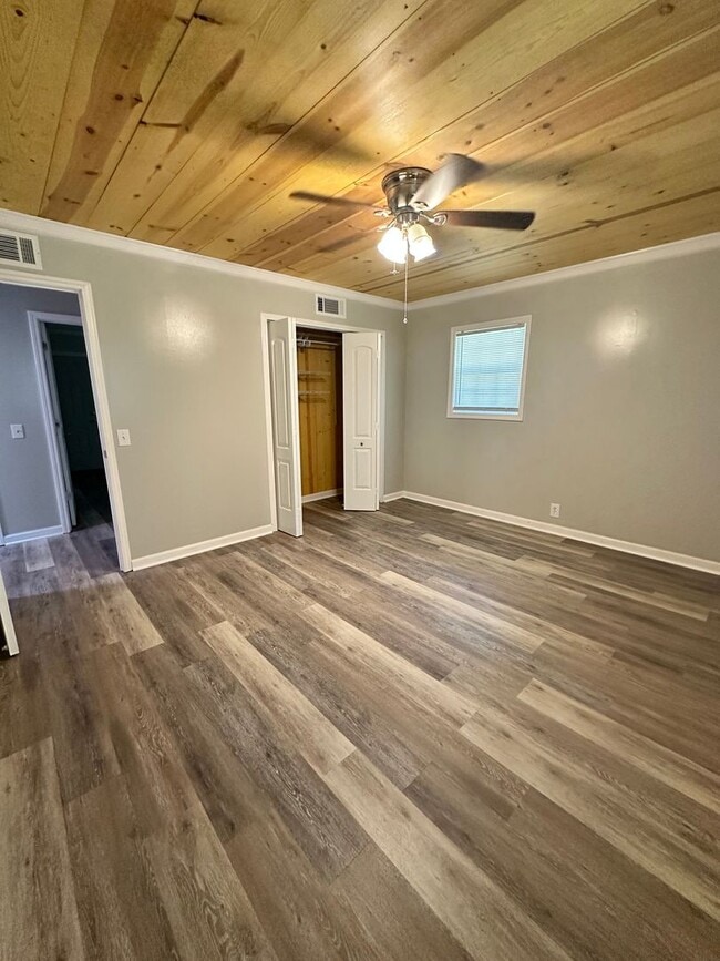 Building Photo - 3 Bed 2 Bath Brick Home with Additional Living Space - Newly Renovated