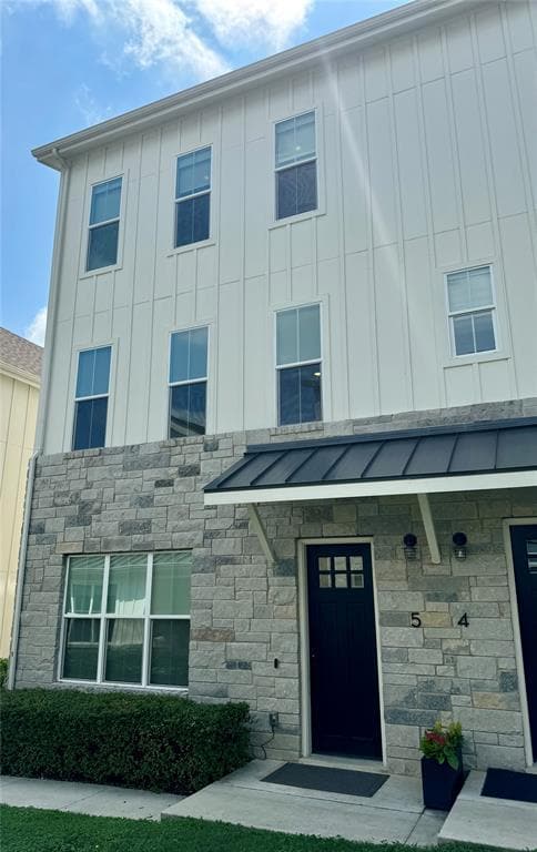 Building Photo - 2624 Metcalfe Rd