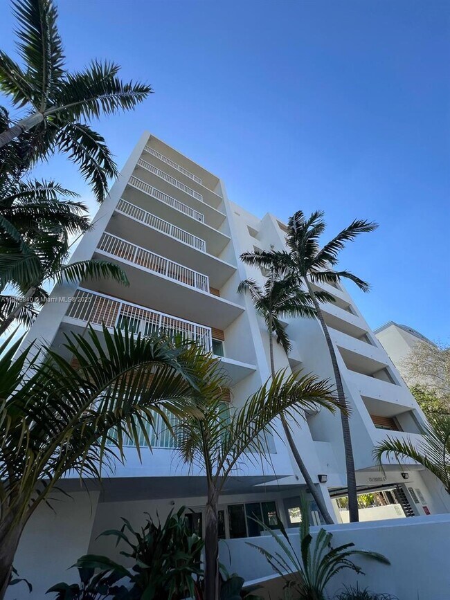 Building Photo - 2740 SW 28th Terrace