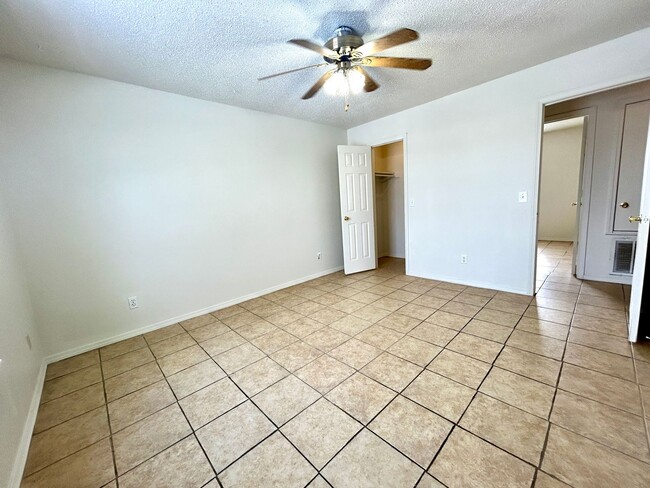 Building Photo - Elkins! 3 bed 2 bath with a huge fenced back yard