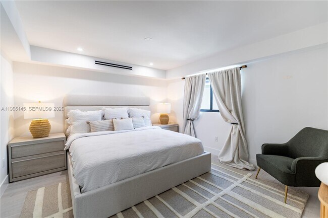 Building Photo - 1420 SW 17th St