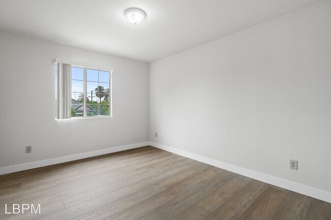 Building Photo - 4 br, 2.5 bath House - 417 E 41st St