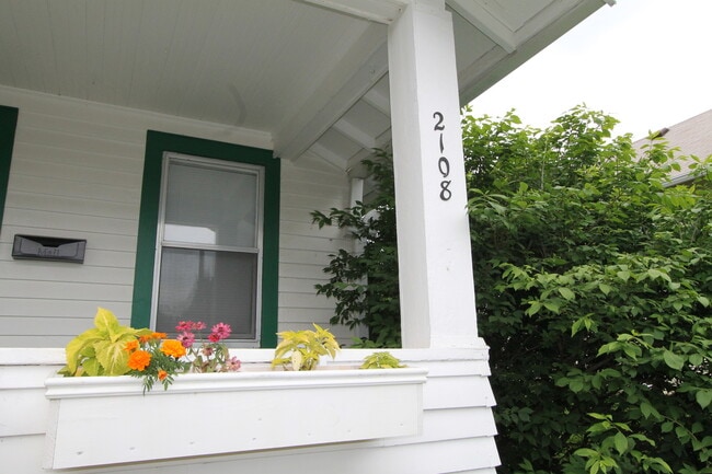 Building Photo - Beautiful 2-bedroom Charmer in Aksarben