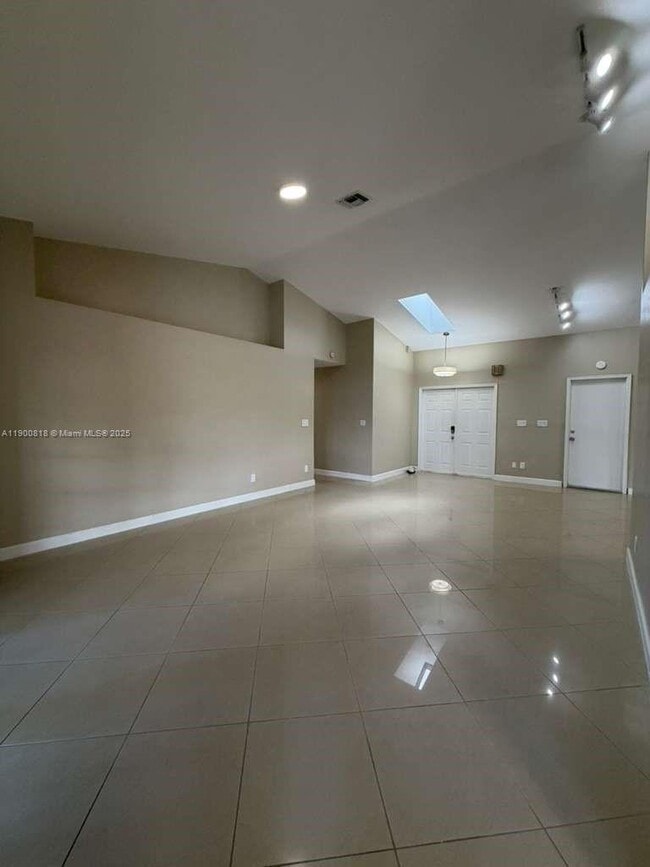 Building Photo - 219 SE 8th St