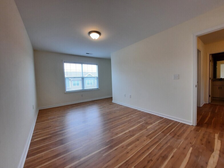 Large secondary bedroom - 1025 Baldwin Commons Dr