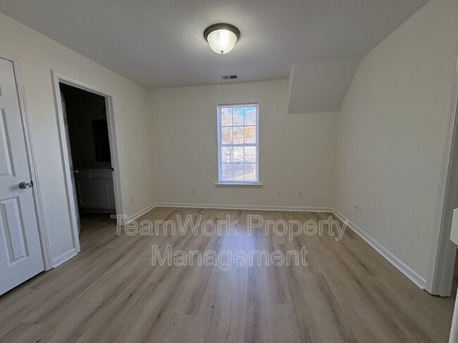 Building Photo - 131 Boone St