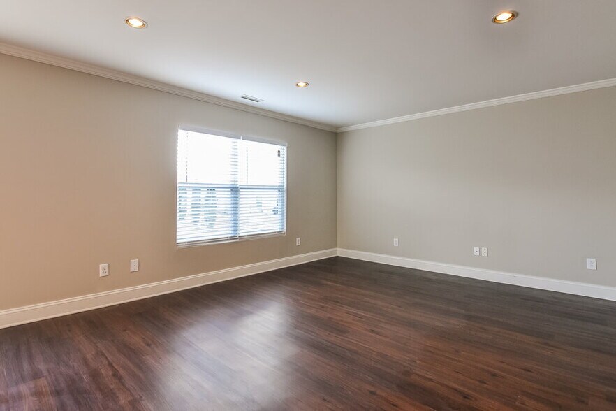 Building Photo - 535 Kerriann Ln