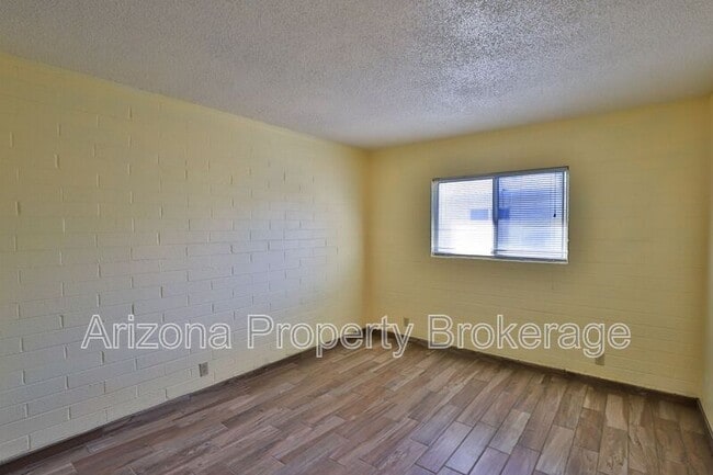 Building Photo - 2408 W Morten Ave