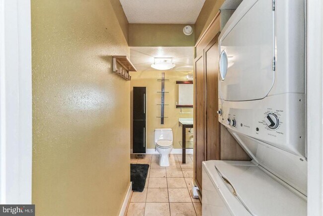 Building Photo - 3800 Powell Ln