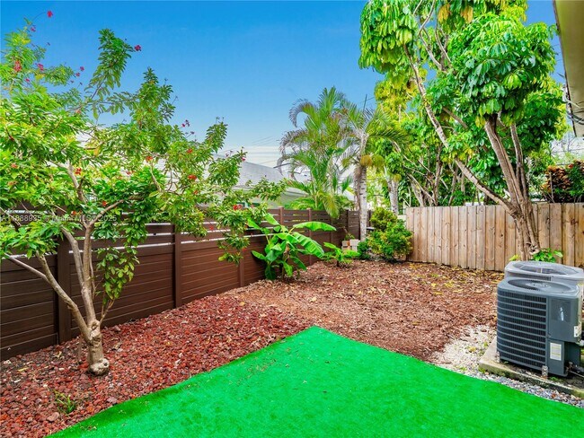 Building Photo - 2025 Miami Rd