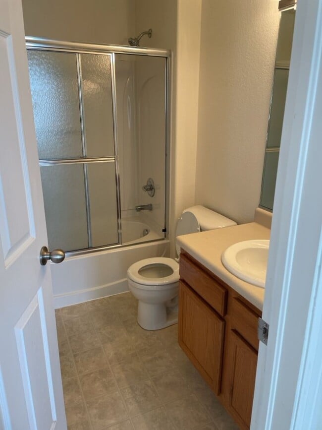 Building Photo - Bright & Spacious 2 Bed, 2 Bath Condo