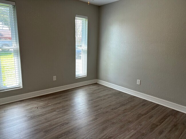 Building Photo - 625 Elm St