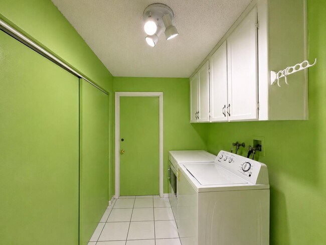 Building Photo - 7758 Cloverfield Cir
