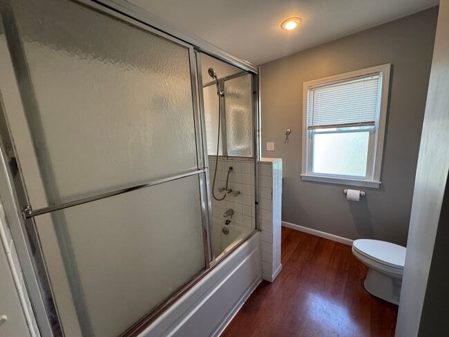 Building Photo - 3 bedroom 1 bath home with a sunroom in Davenport