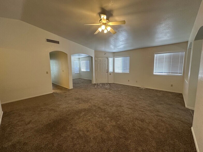 Building Photo - 9011 E Weyburn Dr