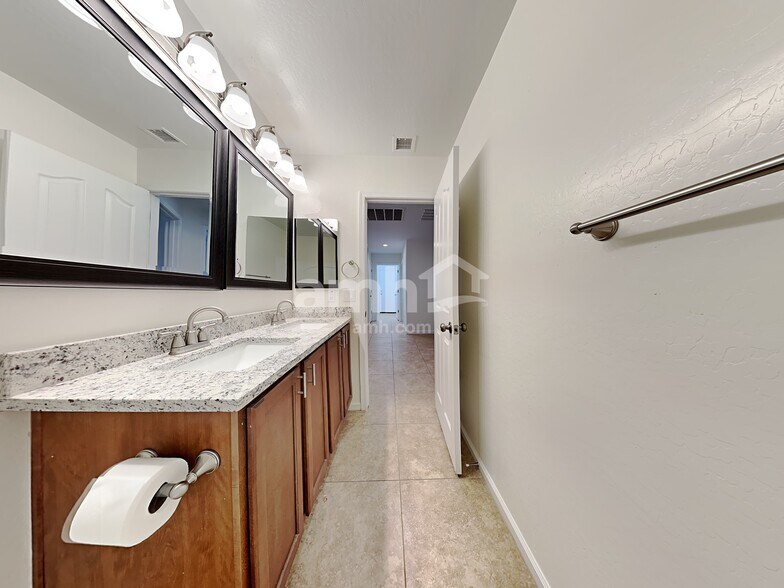 Building Photo - 1417 W Belmont Red Trail