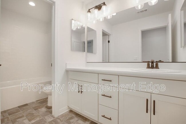 Building Photo - 4470 Hickory Ct