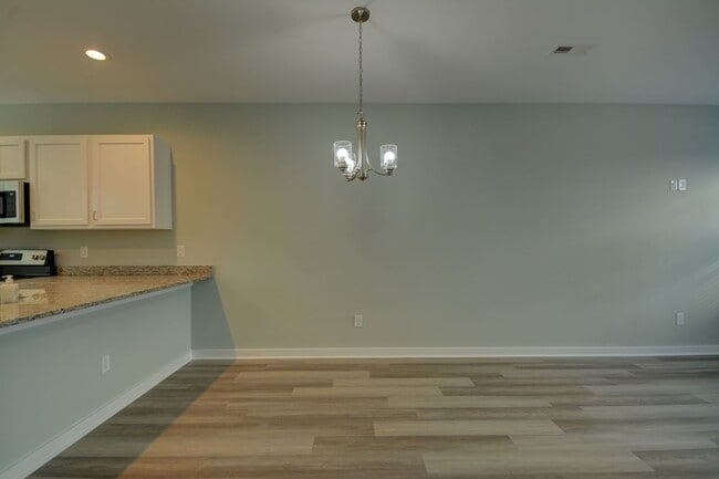 Building Photo - Beachside Village Townhomes: 3 bedroom 3.5...