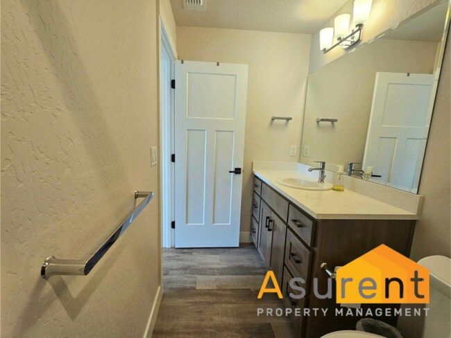 Building Photo - Beautiful fully furnished, single level 3 ...