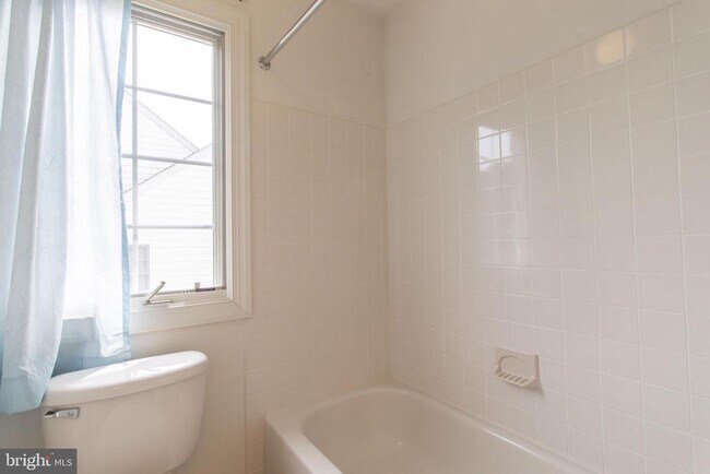 Building Photo - 17 Landon Way