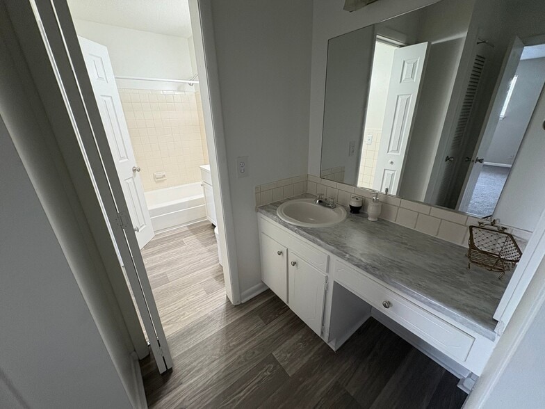 Building Photo - 1005 Hickory Hill Ln