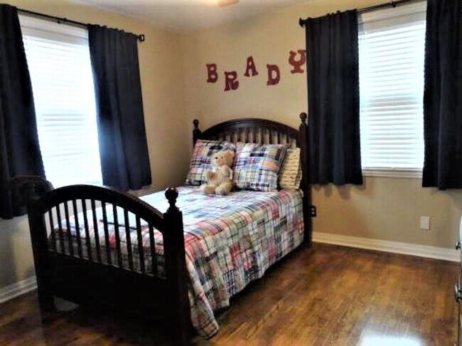 Building Photo - 1020 Elm Ave