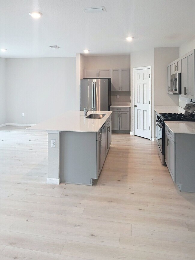 Building Photo - 12937 Camarillo Pl