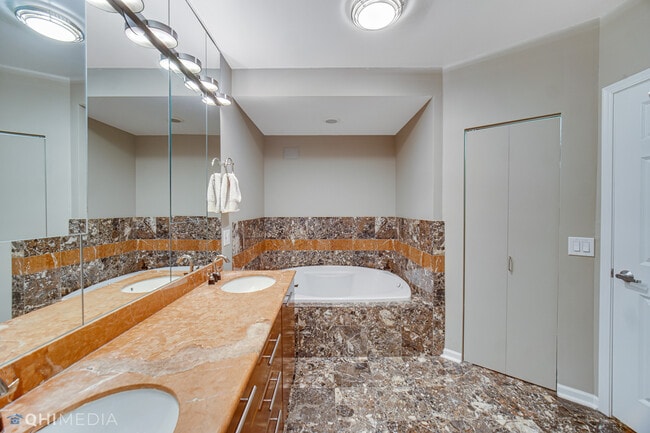 Building Photo - 635 N Dearborn St