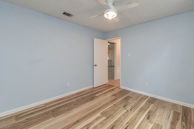 Building Photo - 12054 Plumpoint Dr