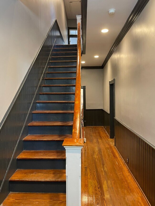 Building Photo - WALK TO STARLAND!