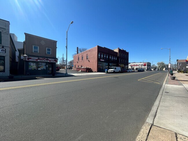 Building Photo - Large 5 Bedroom 2 Bathroom Single Family H...