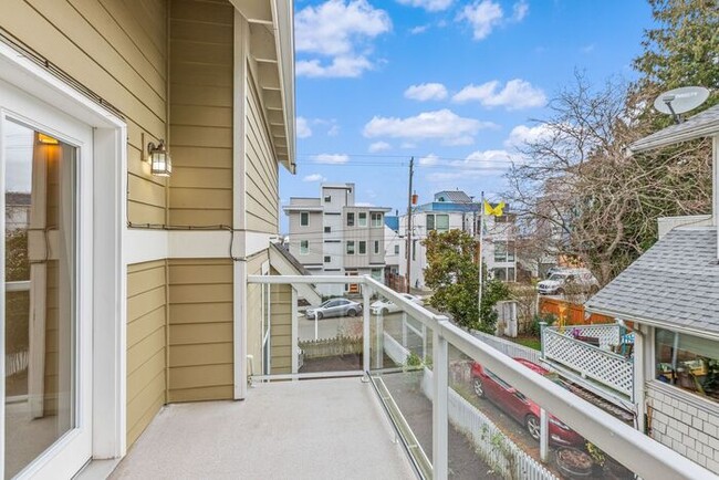 Building Photo - Quintessential West Seattle Townhome with ...