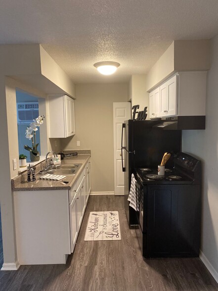 Kitchen - Point Place Apartments