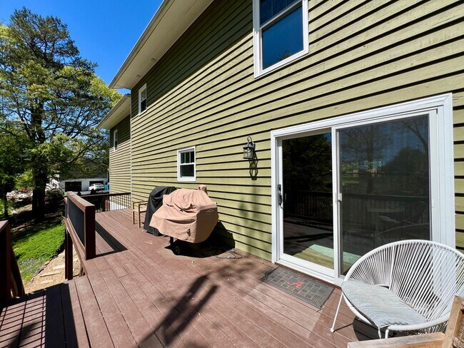 Building Photo - Beautifully Updated Home!  Fenced Yard!