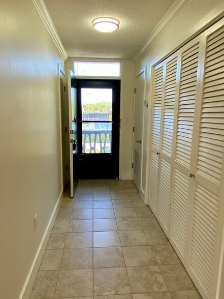 Hallway entrance - 700 Melrose Ave