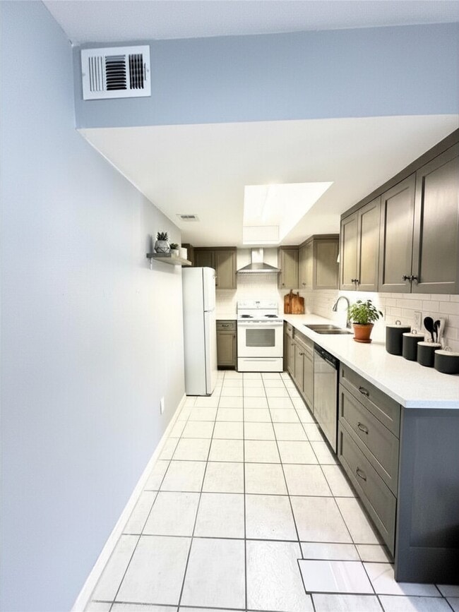 Building Photo - 8332 La Roche Ln