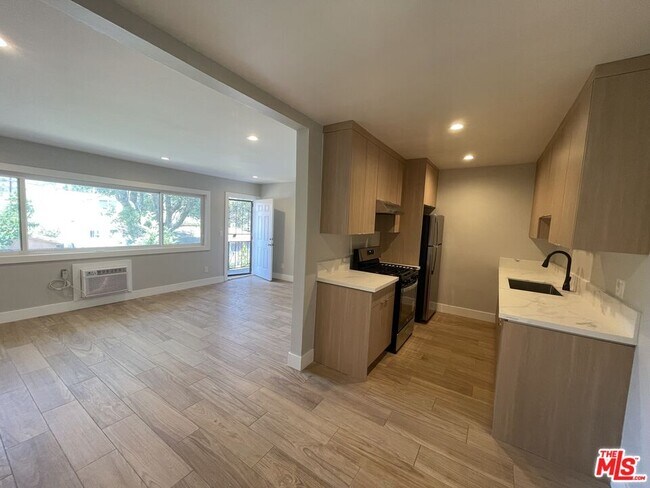 Building Photo - 9949 Pinewood Ave