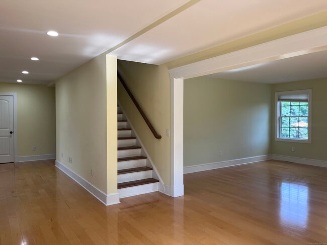 Building Photo - 8 Sunnyview Dr