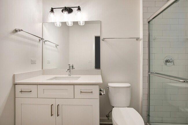 Building Photo - Gorgeous, Renovated 1/1bth Wicker Park, Avail 7/1