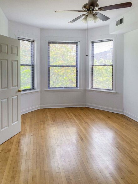 Building Photo - 2326 N Southport Ave